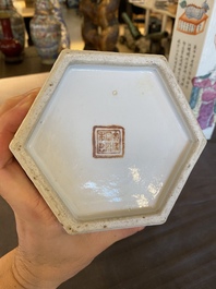 Een paar hexagonale opengewerkte Chinese famille rose 'Wu Shuang Pu' hoedensteunen, Tongzhi merk en periode