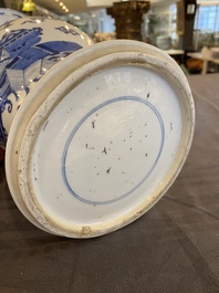 Vase de forme 'yenyen' en porcelaine de Chine en bleu et blanc &agrave; d&eacute;cor d'antiquit&eacute;s, Kangxi