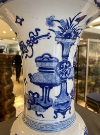 Vase de forme 'yenyen' en porcelaine de Chine en bleu et blanc &agrave; d&eacute;cor d'antiquit&eacute;s, Kangxi