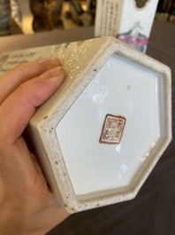 Een paar hexagonale opengewerkte Chinese famille rose 'Wu Shuang Pu' hoedensteunen, Tongzhi merk en periode