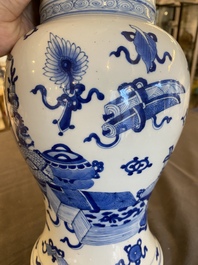 Vase de forme 'yenyen' en porcelaine de Chine en bleu et blanc &agrave; d&eacute;cor d'antiquit&eacute;s, Kangxi
