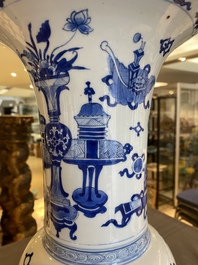 Vase de forme 'yenyen' en porcelaine de Chine en bleu et blanc &agrave; d&eacute;cor d'antiquit&eacute;s, Kangxi