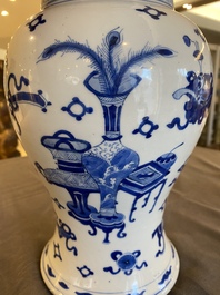 Vase de forme 'yenyen' en porcelaine de Chine en bleu et blanc &agrave; d&eacute;cor d'antiquit&eacute;s, Kangxi