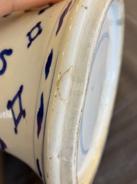 Vase de forme 'yenyen' en porcelaine de Chine en bleu et blanc &agrave; d&eacute;cor d'antiquit&eacute;s, Kangxi