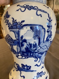 Vase de forme 'yenyen' en porcelaine de Chine en bleu et blanc &agrave; d&eacute;cor d'antiquit&eacute;s, Kangxi