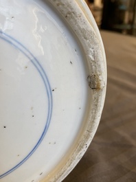 Vase de forme 'yenyen' en porcelaine de Chine en bleu et blanc &agrave; d&eacute;cor d'antiquit&eacute;s, Kangxi