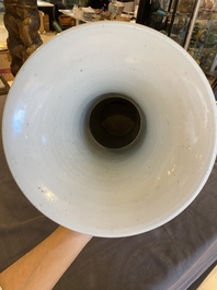 Vase de forme 'yenyen' en porcelaine de Chine en bleu et blanc &agrave; d&eacute;cor d'antiquit&eacute;s, Kangxi