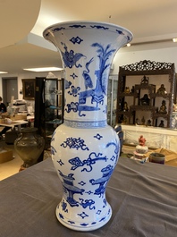 Vase de forme 'yenyen' en porcelaine de Chine en bleu et blanc &agrave; d&eacute;cor d'antiquit&eacute;s, Kangxi