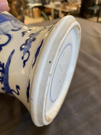 Vase de forme 'yenyen' en porcelaine de Chine en bleu et blanc &agrave; d&eacute;cor d'antiquit&eacute;s, Kangxi