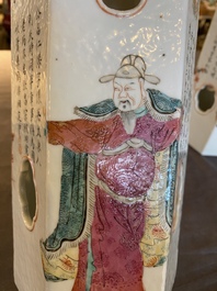 Een paar hexagonale opengewerkte Chinese famille rose 'Wu Shuang Pu' hoedensteunen, Tongzhi merk en periode