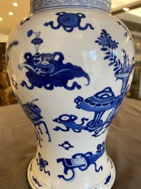 Vase de forme 'yenyen' en porcelaine de Chine en bleu et blanc &agrave; d&eacute;cor d'antiquit&eacute;s, Kangxi
