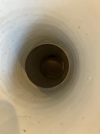 Vase de forme 'yenyen' en porcelaine de Chine en bleu et blanc &agrave; d&eacute;cor d'antiquit&eacute;s, Kangxi