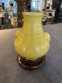 Een Chinese monochrome gele 'hu' vaas op houten sokkel, Qianlong merk, 19/20e eeuw