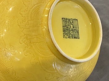 Een Chinese monochrome gele kom met anhua drakendecor, Qianlong merk maar wellicht later