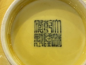 Een Chinese monochrome gele kom met anhua drakendecor, Qianlong merk maar wellicht later