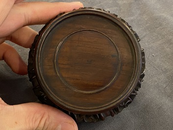 Een Chinese monochrome gele kom met anhua drakendecor, Qianlong merk maar wellicht later