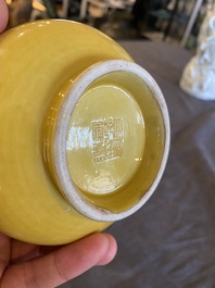 Een Chinese monochrome gele 'hu' vaas op houten sokkel, Qianlong merk, 19/20e eeuw