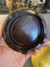 Een Chinese monochrome gele 'hu' vaas op houten sokkel, Qianlong merk, 19/20e eeuw