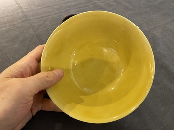 Een Chinese monochrome gele kom met anhua drakendecor, Qianlong merk maar wellicht later