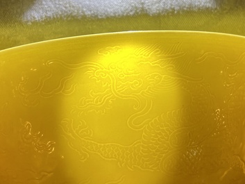 Een Chinese monochrome gele kom met anhua drakendecor, Qianlong merk maar wellicht later