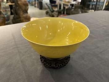 Een Chinese monochrome gele kom met anhua drakendecor, Qianlong merk maar wellicht later