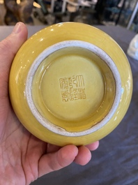 Een Chinese monochrome gele 'hu' vaas op houten sokkel, Qianlong merk, 19/20e eeuw