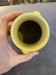 Een Chinese monochrome gele 'hu' vaas op houten sokkel, Qianlong merk, 19/20e eeuw
