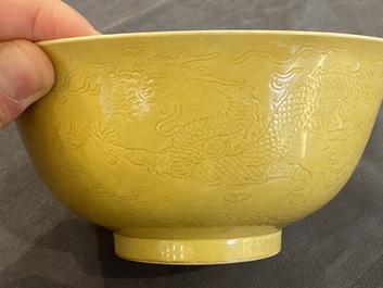 Een Chinese monochrome gele kom met anhua drakendecor, Qianlong merk maar wellicht later