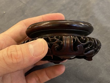 Een Chinese monochrome gele kom met anhua drakendecor, Qianlong merk maar wellicht later