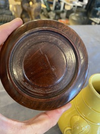 Een Chinese monochrome gele 'hu' vaas op houten sokkel, Qianlong merk, 19/20e eeuw