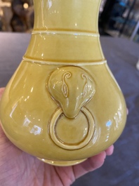 Een Chinese monochrome gele 'hu' vaas op houten sokkel, Qianlong merk, 19/20e eeuw