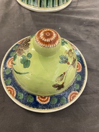Paire de vases couverts en porcelaine de Chine famille verte &agrave; fond jaune, 19&egrave;me