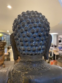 Grand Bouddha sur tr&ocirc;ne de lotus en bronze dor&eacute;, Sino-Tibet, Ming