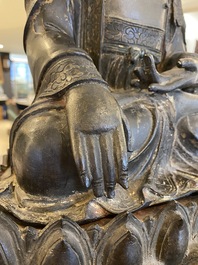 Grand Bouddha sur tr&ocirc;ne de lotus en bronze dor&eacute;, Sino-Tibet, Ming