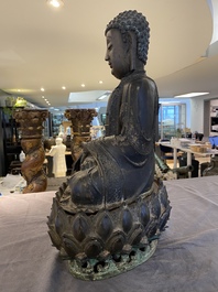 Grand Bouddha sur tr&ocirc;ne de lotus en bronze dor&eacute;, Sino-Tibet, Ming
