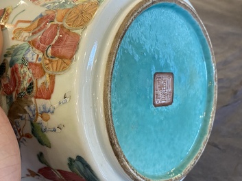 Een Chinese famille rose kom met verhalend decor, Daoguang merk en periode
