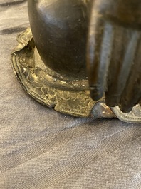 Grand Bouddha sur tr&ocirc;ne de lotus en bronze dor&eacute;, Sino-Tibet, Ming