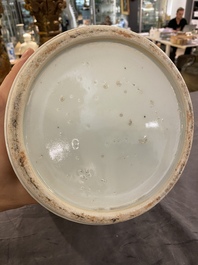 Paire de vases couverts en porcelaine de Chine famille verte &agrave; fond jaune, 19&egrave;me