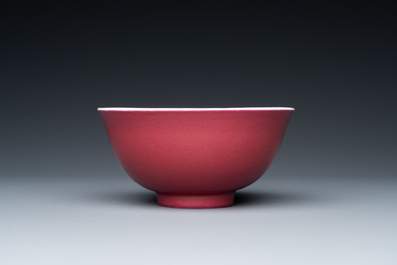 Een Chinese monochrome kom met robijnrood glazuur, Guangxu merk en periode