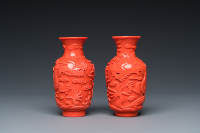 Een zeldzaam paar Chinese pseudo-koraal vaasjes in Peking glas op houten sokkels, 19/20e eeuw