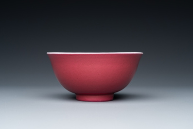 Een Chinese monochrome kom met robijnrood glazuur, Guangxu merk en periode