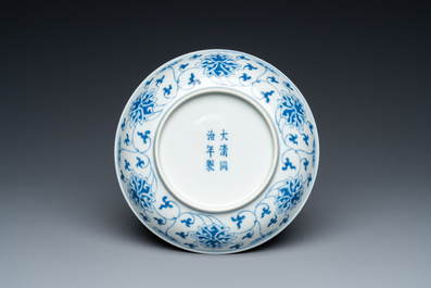 Een Chinees blauw-wit 'lotus' bordje, Tongzhi merk en wellicht periode
