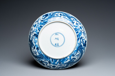 Een Chinese blauw-witte 'draken' schotel, Kangxi merk en periode