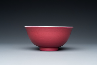 Een Chinese monochrome kom met robijnrood glazuur, Guangxu merk en periode
