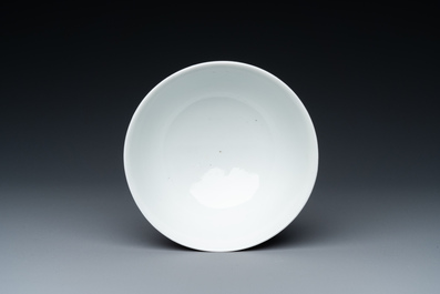 Een Chinese monochrome kom met robijnrood glazuur, Guangxu merk en periode