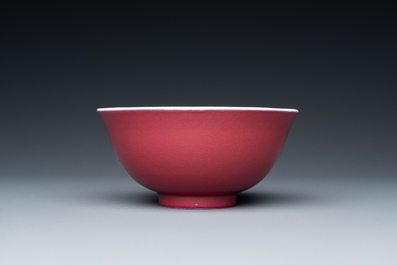 Een Chinese monochrome kom met robijnrood glazuur, Guangxu merk en periode