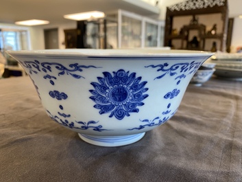 Een Chinese blauw-witte 'lotus' kom, Qianlong merk en periode