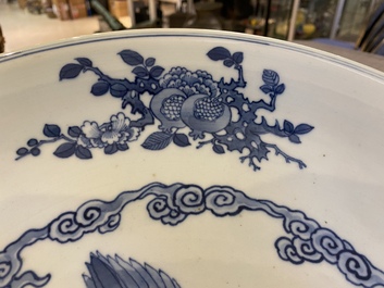 Een grote Chinese blauw-witte 'Bleu de Hue' schotel voor de Vietnamese markt, Shi De Ding Zhi 世德定製 merk, 19e eeuw