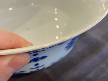 Een Chinese blauw-witte 'lotus' kom, Qianlong merk en periode