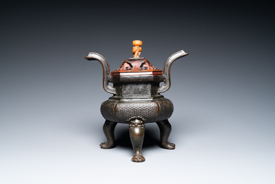 Een Chinese driepotige bronzen wierookbrander met deksel in jade en hout, gedateerd 1477, Chenghua
